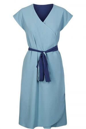 Vestido pareo reversible en tono azul intenso o azul pastel, de la marca Nümph