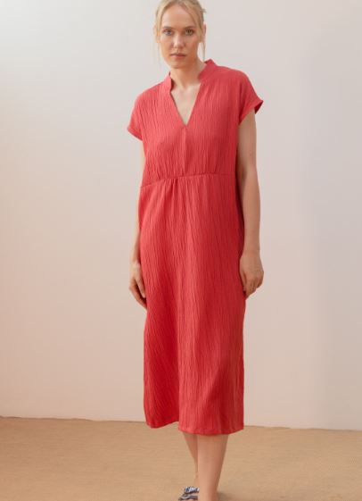 Mujer vistiendo vestido midi de color fresa con escote en pico y cuello mao