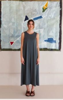 Mujer vistiendo vestido largo verde con costura central decorativa