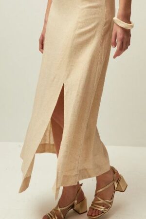 Falda midi beige con abertura delantera y tejido con ligero brillo de lino.