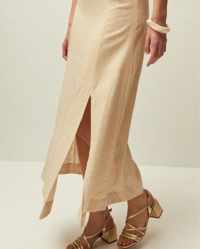 Falda midi beige con abertura delantera y tejido con ligero brillo de lino.