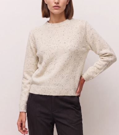 Jersey de punto beis vigoré moteado con cuello redondo en poliéster reciclado.
