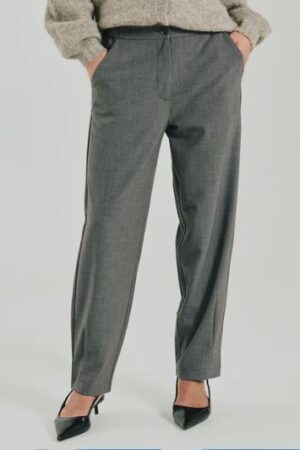 Pantalón de vestir gris jaspeado para mujer con pinzas y tiro alto.